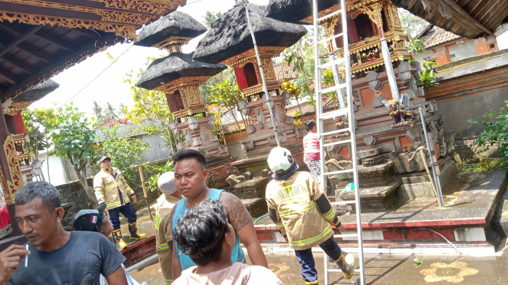 Kebakaran Atap Pelinggih di Banjar Umahanyar, Desa Mambal, Kecamatan Abiansemal Tanggal 04 September 2023